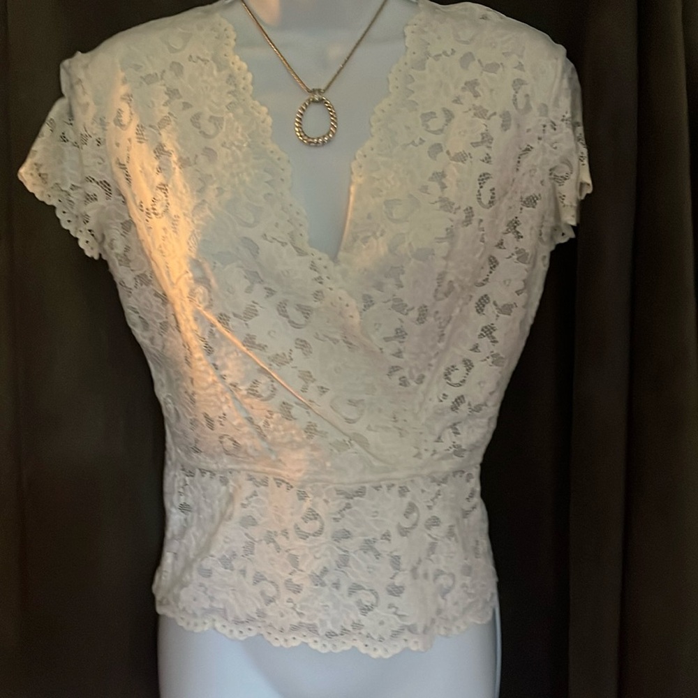 Cache lace top with cap sleeve